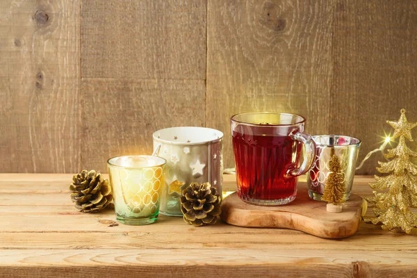 Vino Tinto Caliente Navidad Con Especias Decoraciones Navideñas Mesa Madera — Foto de Stock