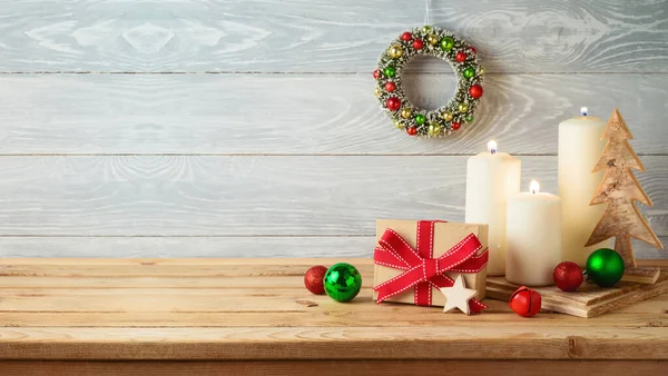 Kerstvakantie Achtergrond Met Geschenkdoos Ornamenten Kaars Decor Houten Tafel Winterwenskaart — Stockfoto