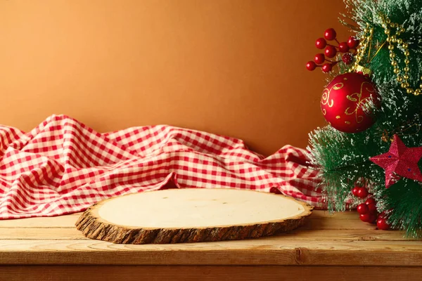 Tablero Madera Vacío Mesa Rústica Con Árbol Navidad Mantel Rojo — Foto de Stock