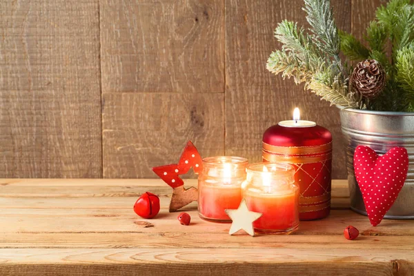 Weihnachten Hintergrund Mit Tannenzweigen Schmuck Und Kerzendekor Auf Holztisch Wintergrußkarte — Stockfoto