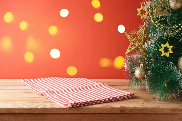 Mesa Madera Vacía Con Mantel Rayas Rojas Árbol Navidad Fondo — Foto de Stock