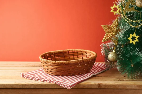 Üres Kosár Asztal Asztalterítő Karácsonyfa Arany Díszek Karácsonyi Háttér Mock — Stock Fotó