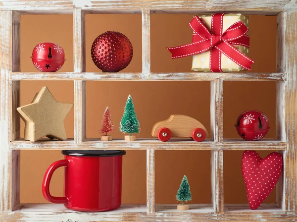 Natal Férias Conceito Criativo Com Decorações Ornamentos Prateleira Madeira Cartão — Fotografia de Stock