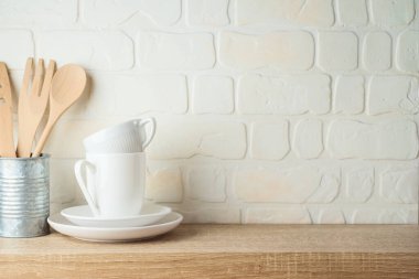 Mutfak arka planı bulaşık, kap kacak, tabak ve ahşap rafta.