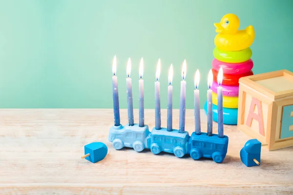 Εβραϊκή Γιορτή Hanukkah Έννοια Χαριτωμένο Μενόρα Ξύλινο Τραπέζι Παιδική Διακόσμηση — Φωτογραφία Αρχείου