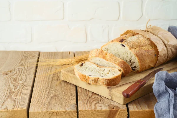 Brood Met Olijven Snijplank Houten Tafel — Stockfoto