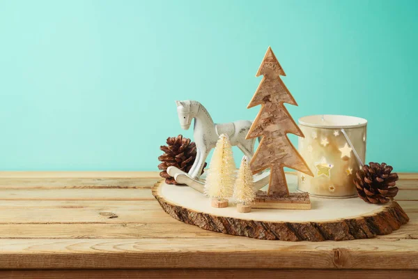 Kerstversiering Houten Tafel Blauwe Achtergrond Winterseizoen Fijne Feestdagen Wenskaart — Stockfoto