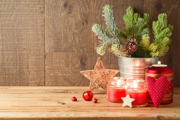 Kerstvakantie Achtergrond Met Dennenbomen Takken Ornamenten Kaars Decor Houten Tafel — Stockfoto