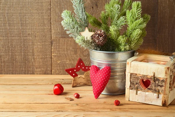 Sfondo Natalizio Con Rami Pino Ornamenti Decorazioni Candele Tavolo Legno — Foto Stock