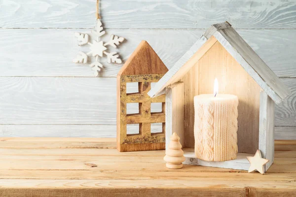 Świąteczne Tło Domu Wystrój Domu Świeca Drewnianym Stole Zimowa Kartka — Zdjęcie stockowe