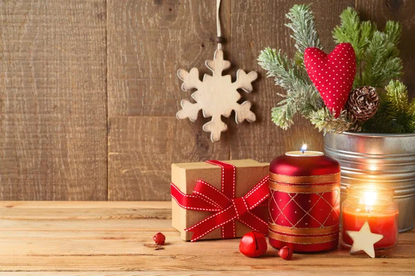 Weihnachten Hintergrund Mit Tannenzweigen Geschenkbox Und Kerzendekor Auf Holztisch Wintergrußkarte — Stockfoto