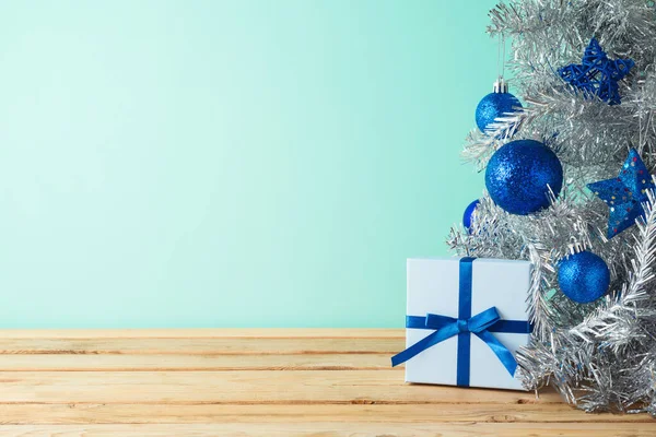 Julgran Med Blå Smycken Och Presentask Träbord Bakgrund För Produktmontagevisning — Stockfoto