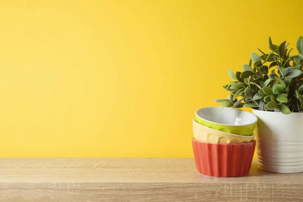 Küche Interieur Hintergrund Mit Pflanzen Und Bunten Schalen Auf Holzregal — Stockfoto