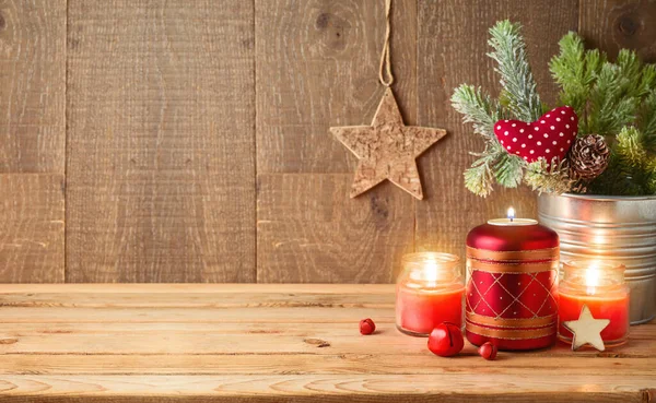 Weihnachten Hintergrund Mit Tannenzweigen Und Kerzendekor Auf Holztisch Wintergrußkarte — Stockfoto