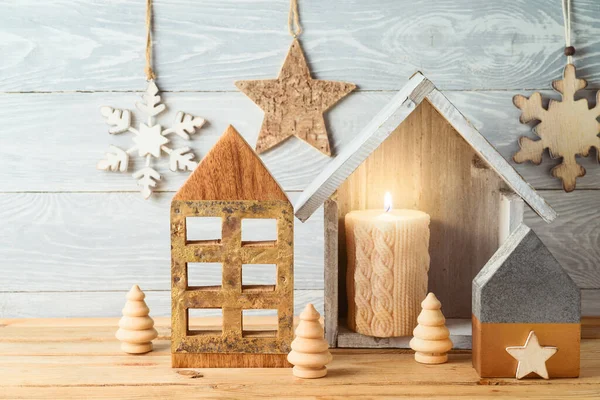 Noel Tatili Arka Planında Dekorasyonu Ahşap Masa Üzerinde Mum Var — Stok fotoğraf