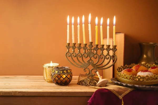 Εβραϊκή Γιορτή Hanukkah Έννοια Vintage Μενόρα Sufganiyah Και Βιβλία Ξύλινο — Φωτογραφία Αρχείου