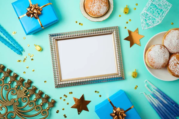 Joodse Vakantie Chanoeka Concept Met Fotolijst Mock Menorah Sufganiyah Geschenkdoos — Stockfoto