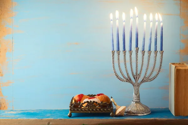 Fiesta Judía Concepto Hanukkah Con Menorah Sufganiyah Libro Sobre Fondo — Foto de Stock