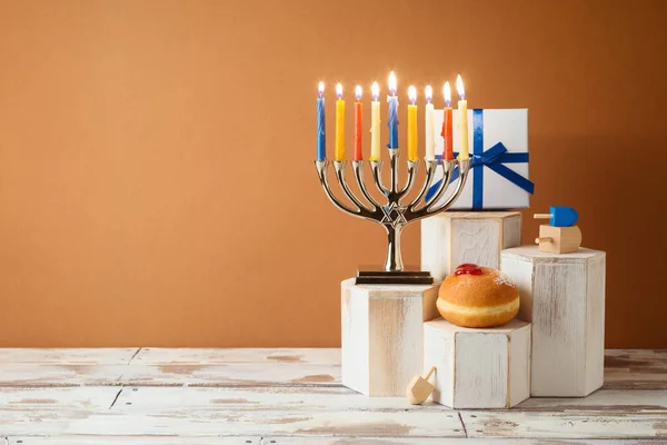 Fiesta Judía Hanukkah Concepto Creativo Con Menorah Rosquillas Tradicionales Caja — Foto de Stock