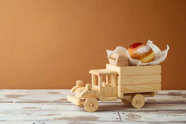 Joodse Vakantie Chanoeka Concept Met Traditionele Donuts Speelgoed Vrachtwagen — Stockfoto
