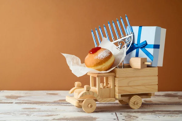 Εβραϊκή Γιορτή Hanukkah Έννοια Παραδοσιακά Ντόνατς Μενόρα Και Κουτί Δώρου — Φωτογραφία Αρχείου
