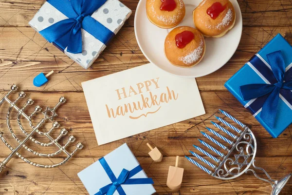 Joodse Vakantie Chanoeka Wenskaart Met Traditionele Donuts Menorah Geschenkdoos Houten — Stockfoto