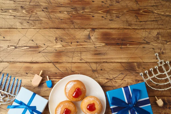 犹太节日光明节背景 传统的甜甜圈 面食和礼品盒 — 图库照片