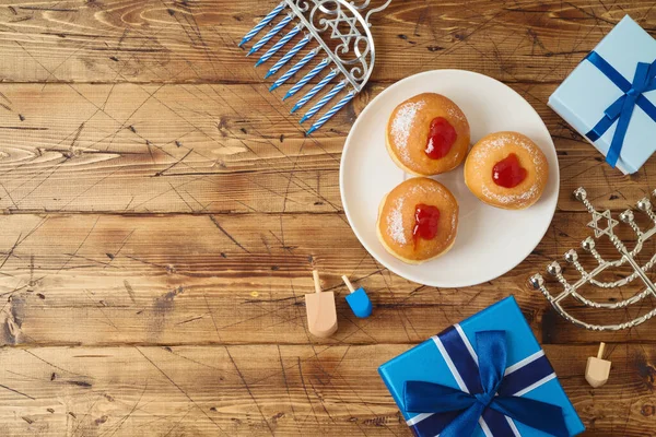 Fiesta Judía Fondo Hanukkah Con Rosquillas Tradicionales Menorah Caja Regalo — Foto de Stock