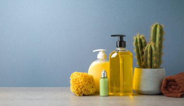 Gri arkaplan üzerinde vücut bakım ürünleri