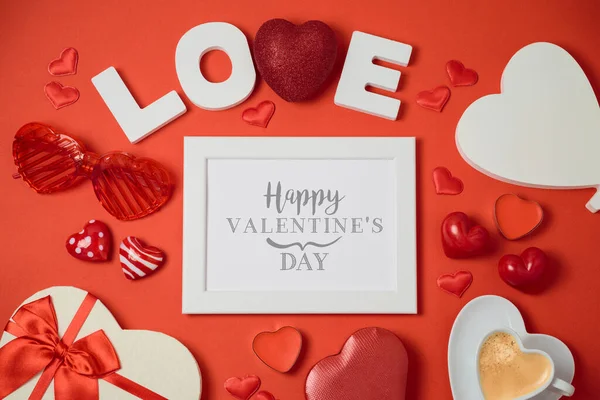 Valentijnsdag Vakantie Concept Met Fotolijstje Geschenkdoos Hartvorm Rode Achtergrond — Stockfoto
