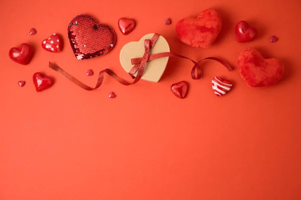 Concepto Día San Valentín Con Caja Regalo Forma Corazón Sobre —  Fotos de Stock