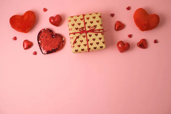 Concepto Día San Valentín Con Caja Regalo Forma Corazón Sobre — Foto de Stock