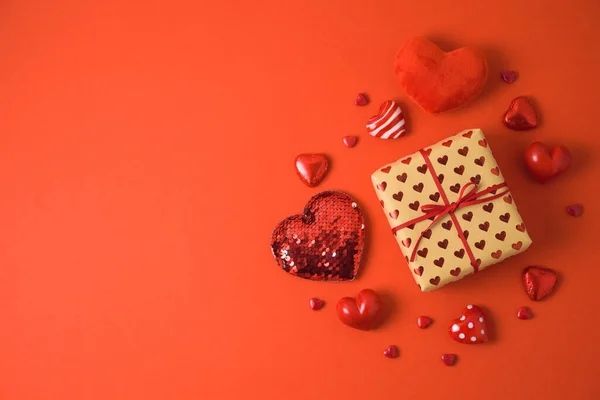Kırmızı Arka Planda Hediye Kutusu Kalp Şeklinde Sevgililer Günü Konsepti — Stok fotoğraf