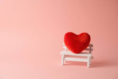 Sevgililer Günü, pembe arka planda kırmızı kalp şeklinde minimum konsept.