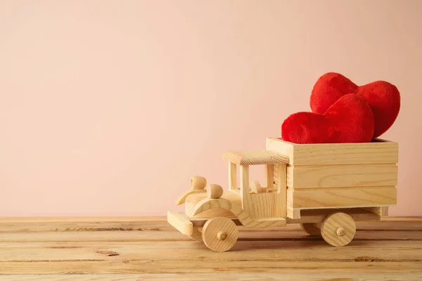 Koncepcja Walentynki Zabawką Kształt Serca Drewnianym Stole Różowym Tle — Zdjęcie stockowe