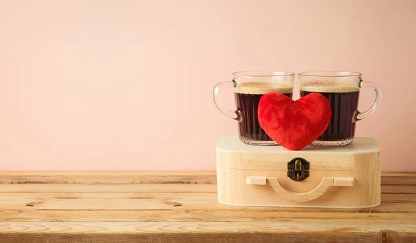 Valentijnsdag Concept Met Een Paar Koffie Kopjes Hart Vorm Houten — Stockfoto