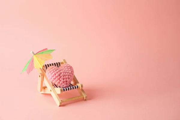 Concept Minimal Saint Valentin Avec Forme Coeur Chaise Parasol Sur — Photo