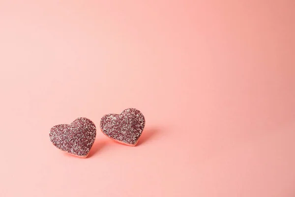 Pembe Arka Planda Parıltılı Kalp Şekilleri Olan Sevgililer Günü Minimal — Stok fotoğraf