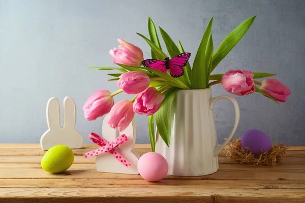 Concepto Vacaciones Pascua Con Huevos Pascua Flores Tulipán Mesa Madera —  Fotos de Stock