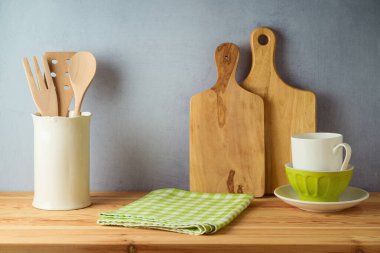 Masa örtüsü ve mutfak gereçleri olan bir masa. Bahar ve Paskalya tasarım için hazırlanır.