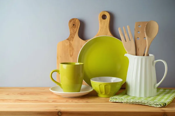 Keukengerei Vaatwerk Houten Tafel Keuken Interieur Lente Achtergrond — Stockfoto