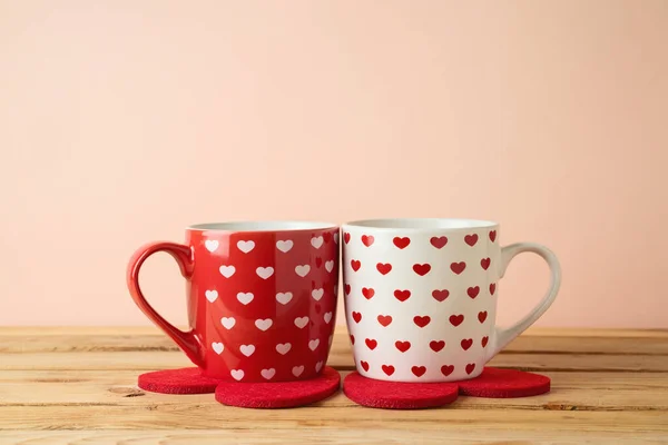 Tazas Café Con Formas Corazón Mesa Madera Pareja Romántica Concepto —  Fotos de Stock