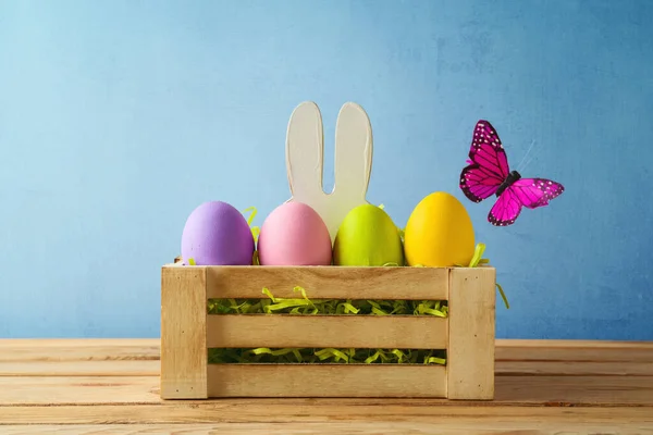 Pasen Vakantie Concept Met Kleurrijke Paaseieren Doos Konijnenoren Houten Tafel — Stockfoto