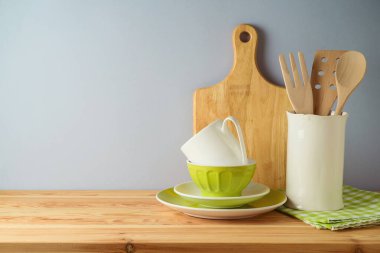 Mutfak gereçleri ve bulaşık takımı ahşap masada. Mutfak iç baharı arka planı