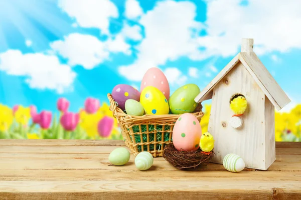 Concepto Vacaciones Pascua Con Huevos Pascua Mesa Madera Sobre Fondo —  Fotos de Stock