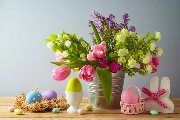 Concepto Vacaciones Pascua Con Huevos Pascua Hermoso Ramo Flores Tulipán — Foto de Stock