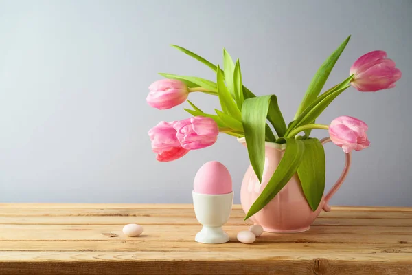 Güzel Lale Çiçekleri Ahşap Masada Pembe Paskalya Yumurtası Olan Paskalya — Stok fotoğraf