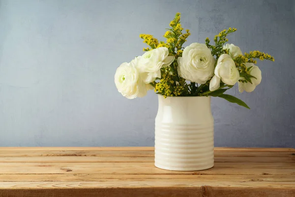 Schöner Frühlingsblumenstrauß Auf Holztisch — Stockfoto