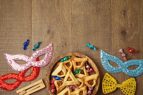 Concepto Judío Purim Con Galletas Hamantaschen Placa Madera Máscara Carnaval — Foto de Stock