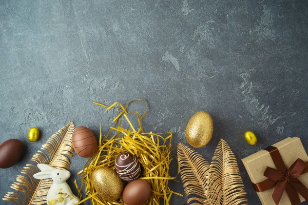 Conceito Feriado Páscoa Com Ovos Páscoa Dourados Caixa Presente Fundo — Fotografia de Stock